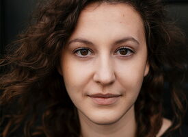 Porträtfoto der Schauspielerin Leonille Wittgenstein, IAF Absolventin, Rolle in "The Entertainment System Is Down"